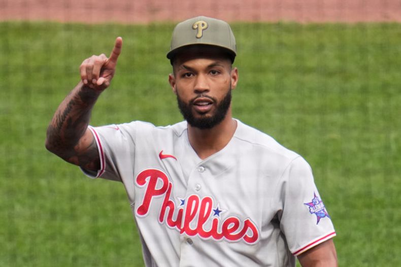 El dominicano Christopher Sánchez, de los Filis de Filadelfia, agradece al público durante el encuentro del sábado 16 de mayo de 2026 ante los Piratas de Pittsburgh (AP Foto/Gene J. Puskar)