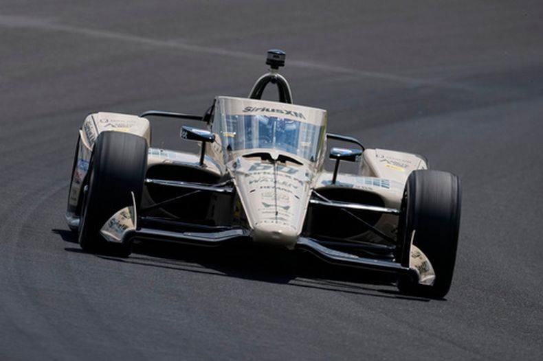 El sueco Felix Rosenqvist conduce en la calificación a las 500 Millas de Indianápolis el domingo 17 de mayo del 2026. (AP Foto/Michael Conroy)