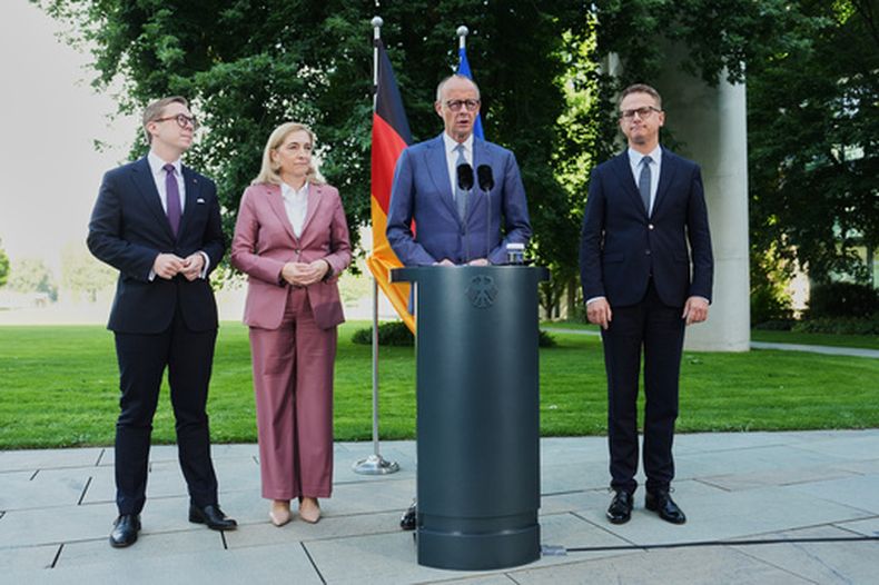 El canciller de Alemania, Friedrich Merz, ofrece un comunicado sobre cambios en su gobierno acompañado por (de izquierda a derecha) Philipp Amthor, Nina Warken y Carsten Linnemann, en la cancillería, en Berlín, Alemania, el 24 de julio de 2026. (AP Foto/Markus Schreiber)