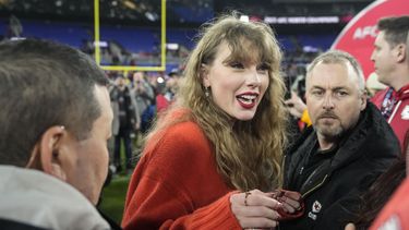 Taylor Swift charla en la cancha después del partido de campeonato AFC NFL entre los Ravens de Baltimore y los Chiefs de Kansas City el domingo 28 de enero de 2024, en Baltimore. (Foto AP/Alex Brandon)