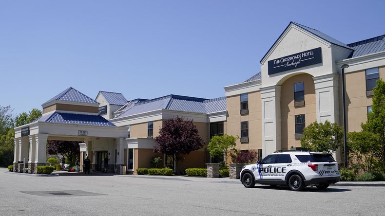 Un vehículo policial de la ciudad de Newburgh estacionado afuera del hotel The Crossroads, adonde llegaron dos autobuses con migrantes horas antes, el jueves 11 de mayo de 2023, en Newburgh, Nueva York. (AP Foto/John Minchillo)