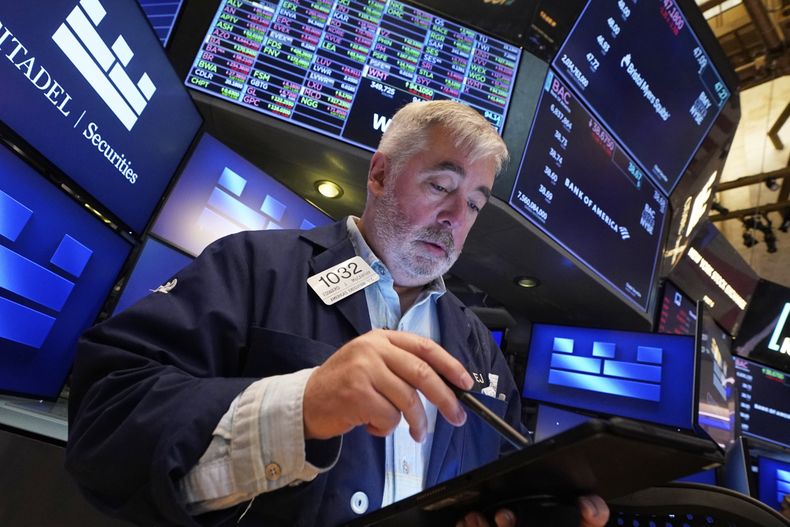 Un operador bursátil en la sede de la Bolsa de Valores de Nueva York el 24 de abril del 2025. (AP foto/Richard Drew)