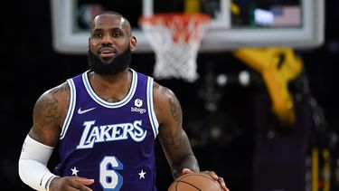 LeBron James pacta extensión de 2 años con Lakers