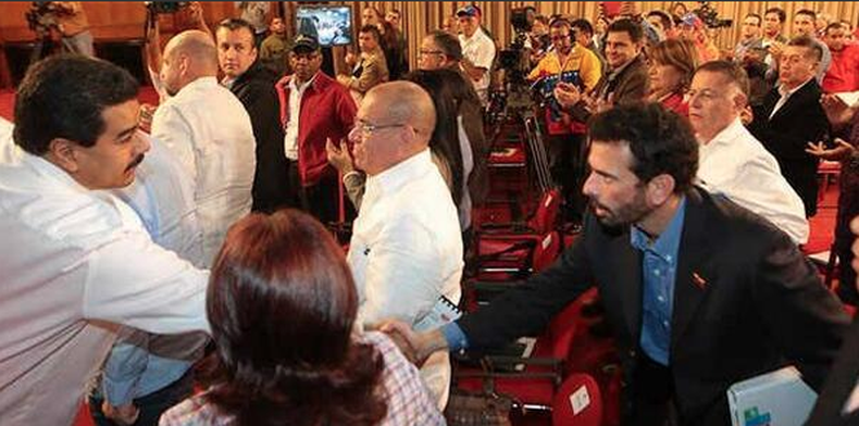 Pese a grandes diferencias, por primera vez en meses Maduro y Capriles se dan un apretón de manos
