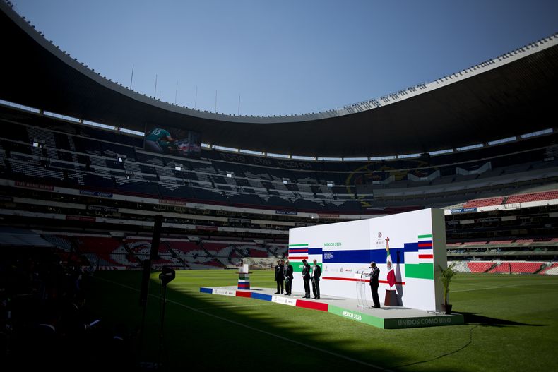 ARCHIVO - La cancha del estadio Azteca de la Ciudad de México durante la presentación de la candidatura de México como sede del Mundial de 2026, el 16 de febrero de 2018. (AP Foto/Eduardo Verdugo)