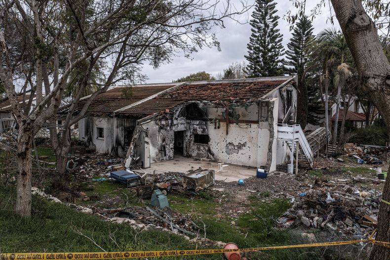 ARCHIVO - Una vivienda en el kibbutz Beeri, en la frontera con la Franja de Gaza, el jueves 11 de enero de 2024, tras ser impactada por un ataque. (AP Foto/Tsafrir Abayov, Archivo)
