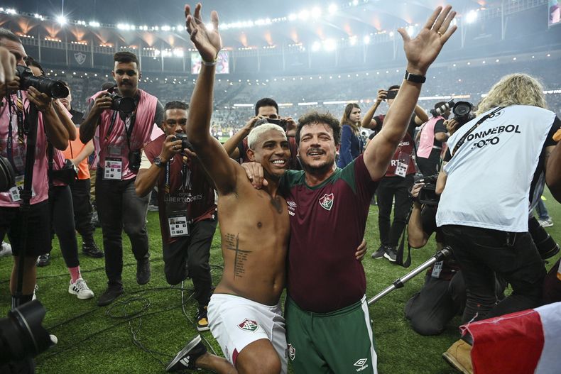 El técnico de Fluminense Fernando Diniz (derecha) y el delantero John Kennedy tras la victoria ante Boca Juniors en la final de la Copa Libertadores, el sábado 4 de noviembre de 2023. (AP Foto/Alexandre Brum)