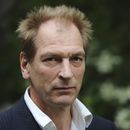 ARCHIVO - El actor Julian Sands asiste a la lectura Forbidden Fruit de obras literarias prohibidas, el domingo 5 de mayo de 2013 en Beverly Hills, California. Los restos de Sands fueron encontrados en una zona montañosa del sur de California donde Sands desapareció en enero de 2023, las autoridades confirmaron el 27 de junio que se trataba del actor. (Foto Richard Shotwell/Invision/AP, archivo)