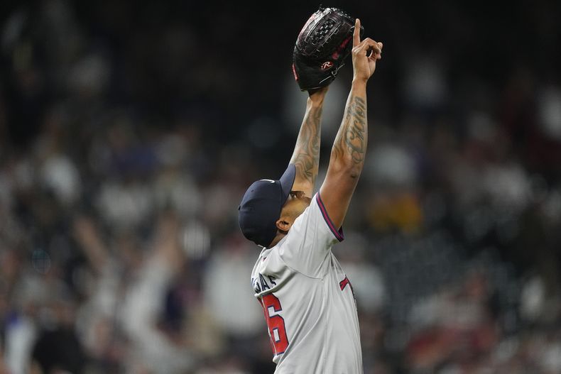 El lanzador de los Bravos de Atlanta, Raisel Iglesias, gesticula después de retirar a Elías Díaz, de los Rockies de Colorado, para el último out de un juego de béisbol el sábado 10 de agosto de 2024, en Denver. (AP Foto/David Zalubowski)