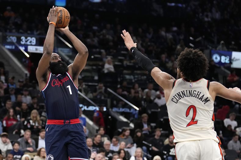 James Harden, de los Clippers de Los Ángeles, dispara frente a Cade Cunningham, de los Pistons de Detroit, el miércoles 5 de marzo de 2025 (AP Foto/Mark J. Terrill)