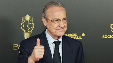 ARCHIVO - El presidente del Real Madrid Florentino Pérez posa para fotos previo a la 66ta ceremonia del Balón de Oro, el 17 de octubre de 2022, en París. (AP Foto/Francois Mori)