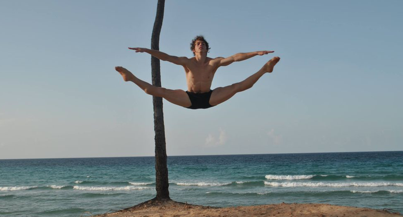 Se nombran Javier Graupera Miranda y Laura Pérez, de 23 y 25 años, respectivamente. Participaban en la gira mexicana del Ballet Nacional.