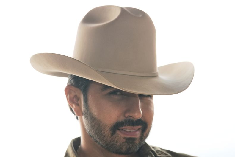 El cantante mexicano Joss Favela posa para un retrato en la Ciudad de México, el lunes 18 de agosto de 2025. (Foto AP/Marco Ugarte)