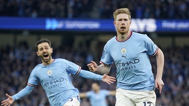 Kevin De Bruyne (17) celebra con Bernardo Silva tras marcar el primer gol del Manchester City ante Arsenal en la Liga Premier, el miércoles 26 de abril de 2023. (AP Foto/Dave Thompson)