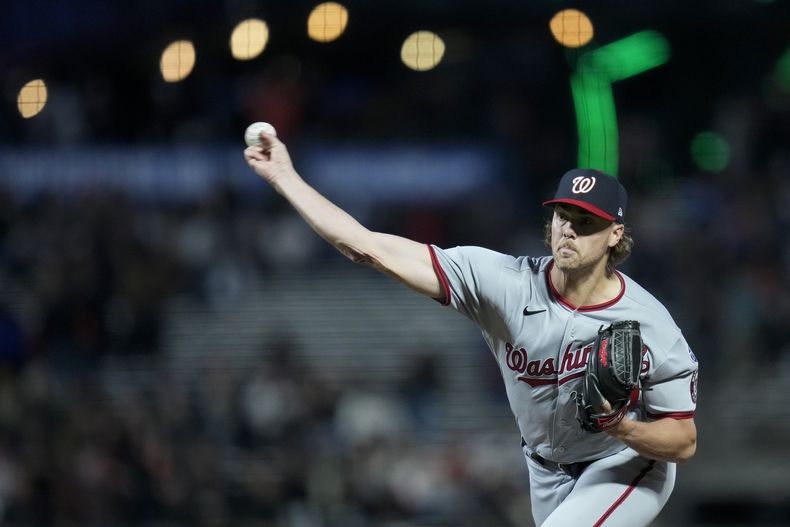 Jake Irvin de los Nacionales de Washington lanza en la séptima entrada en el encuentro ante los Gigantes de San Francisco el lunes 8 de mayo del 2023. (AP Foto/Godofredo A. Vásquez)