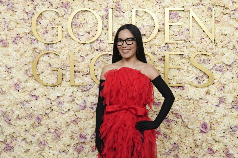 Ali Wong llega a la 82ª edición de los Globos de Oro el domingo 5 de enero de 2025 en el Beverly Hilton de Beverly Hills, California. (Foto Jordan Strauss/Invision/AP)