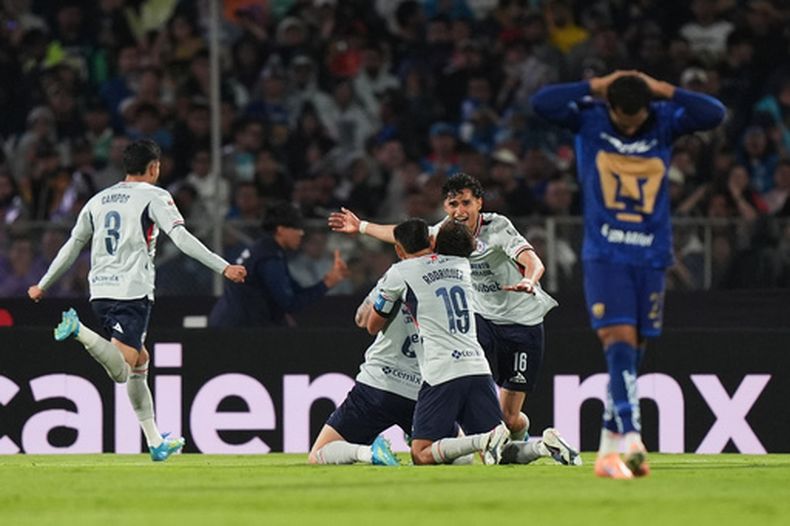 Rodolfo Rotondi, centro, de Cruz Azul, es felicitado después de marcar el segundo gol de su equipo frente a Pumas durante el segundo tiempo del juego de vuelta de la Final de la Liga MX, el domingo 24 de mayo de 2026, en Ciudad de México. (AP Foto/Fernando Llano)