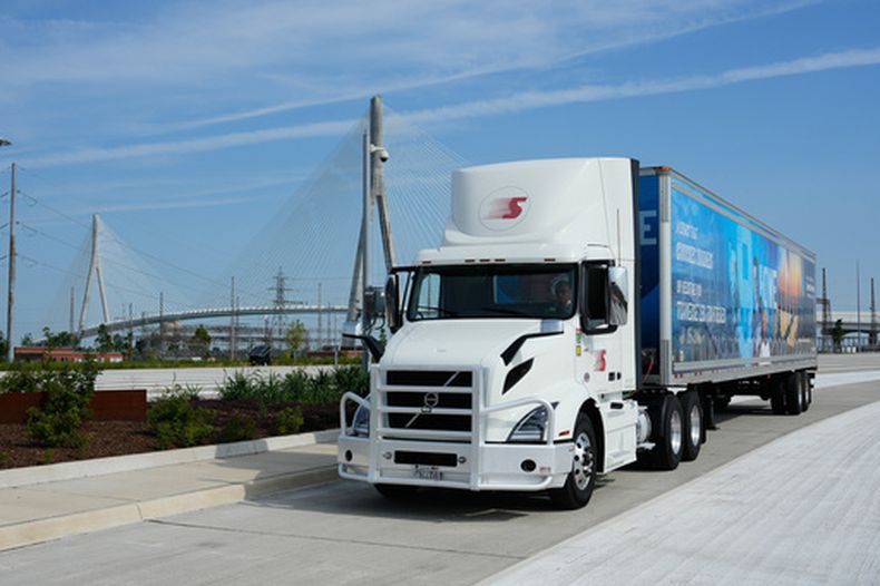 Un camión en la ceremonia de apertura del Gordie Howe International Bridge en Windsor, Canadá, el 24 de julio del 2026. (AP foto/Paul Sancya)