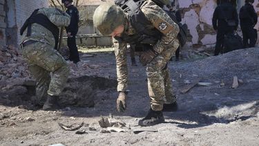 En esta imagen de archivo, un agente de policía examina fragmentos de una bomba guiada tras un ataque aéreo ruso sobre Jarkív, Ucrania, el 30 de abril de 2024. (AP Foto/Andrii Marienko, archivo)