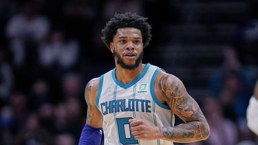 ARCHIVO - Foto del 28 de marzo del 2023, el alero de los Hornets de Charlotte Miles Bridges en el encuentro ante los Nuggets de Denver. El viernes 13 de octubre del 2023, Bridges se entrega a la policía tras supuestamente violar una orden de protección en su contra en un caso de violencia doméstica. (AP Foto/Rusty Jones, Archivo)