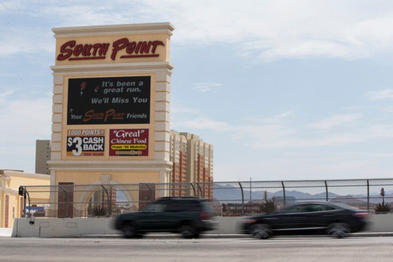Vehículos circulan frente al Hotel Casino y Spa South Point, el 4 de septiembre de 2017, en Las Vegas. (Erik Verduzco/Las Vegas Review-Journal via AP, Archivo)