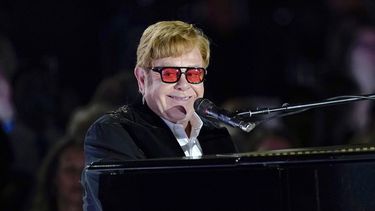 ARCHIVO - Elton John actúa en el jardín sur de la Casa Blanca en Washington, el viernes 23 de septiembre de 2022. (Foto AP/Susan Walsh, archivo)