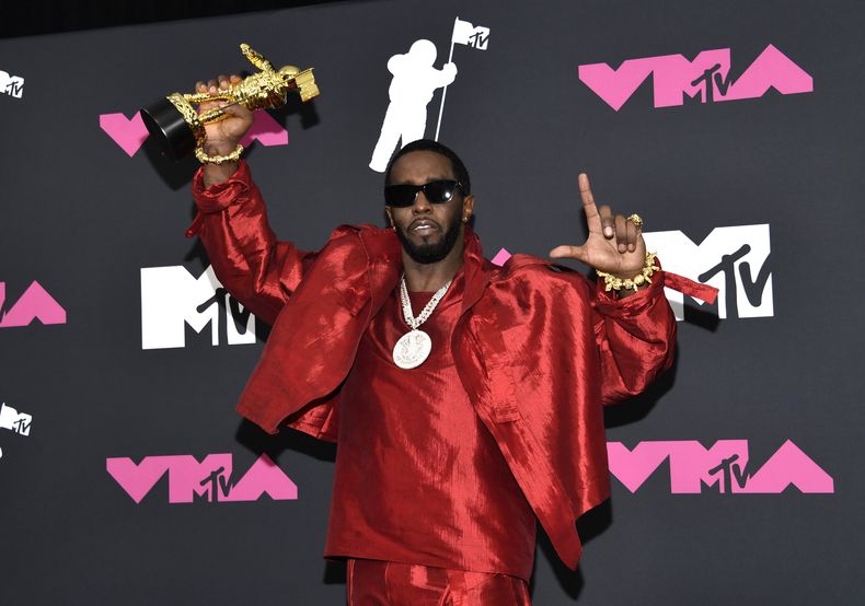 Sean Diddy Combs, ganador del premio Global Icon, posa en la sala de prensa de los Premios MTV a los Videos Musicales el 12 de septiembre de 2023, en el Prudential Center en Newark, Nueva Jersey. (Foto Evan Agostini/Invision/AP)