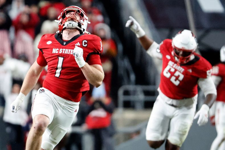 Caden Fordham (1) de North Carolina State celebra tras el derribo del quarterback de North Carolina en el partido del fútbol americano universitario, el sábado 29 de noviembre de 2025. (AP Foto/Karl DeBlaker)
