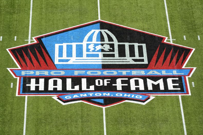 ARCHIVO - Foto del primero de agosto del 2024, el logo del Salón de la Fama en el Tom Benson Field en Canton, Ohio. (AP Foto/Gene J. Puskar, Archivo)