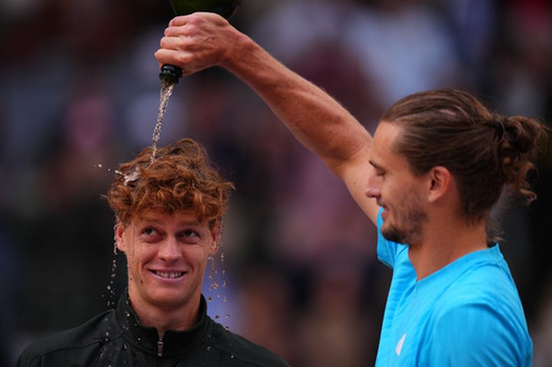 Alexander Zverev baña con vino espumante a Jannik Sinner tras la final del Abierto de Madrid, el domingo 3 de mayo de 2026. (AP Foto/Manu Fernández)