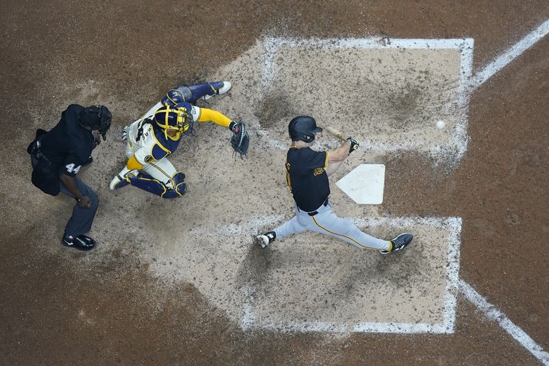 Bryan Reynolds, de los Piratas de Pittsburgh, batea cuadrangular durante la novena entrada del juego de béisbol en contra de los Cerveceros de Milwaukee, el lunes 13 de mayo de 2024, en Milwaukee. (AP Foto/Morry Gash)