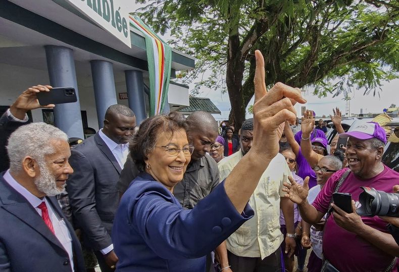 La doctora Jennifer Geerlings-Simons, centro, saluda a gente en Paramaribo, Surinam, el 6 de julio del 2025, luego que el parlamento la eligió como la primera mujer presidenta del país. (AP foto/Bentik Paulus)