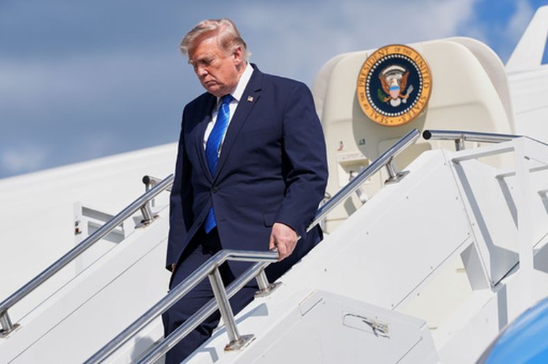 El presidente de Estados Unidos, Donald Trump, sale del Air Force One en el Aeropuerto Municipal de Morristown, Nueva Jersey, el viernes 31 de julio de 2026, tras un viaje a Camp David, la residencia de descanso presidencial. (AP foto/Jacquelyn Martin)
