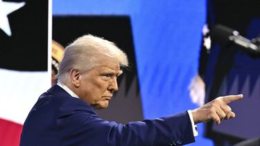 El presidente Donald Trump habla en la cumbre del Instituto de la Iniciativa de Inversión Futura (FII, por sus siglas en inglés) en Miami Beach, Florida, el miércoles 19 de febrero de 2025. (Pool vía AP)
