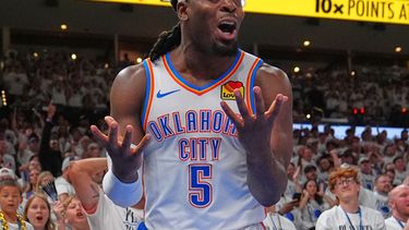 ARCHIVO - Luguentz Dort (5), del Thunder de Oklahoma City, reacciona a una falta en la segunda mitad del quinto juego de las finales de la Conferencia Oeste del baloncesto de la NBA contra los Spurs de San Antonio, el 26 de mayo de 2026, en Oklahoma City. (AP Foto/Julio Cortez, Archivo)