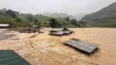 Casas sumergidas por las inundaciones tras el paso del tifón Yagi por la provincia de Yen Bai, en el noroeste de Vietnam, el domingo 8 de septiembre de 2024. (Do Tuan Anh/ VNA via AP)