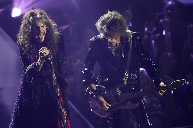 Steven Tyler y Joe Perry rinden homenaje a Ozzy Osbourne durante los Premios MTV a los Videos Musicales el domingo 7 de septiembre de 2025 en la Arena UBS en Elmont, Nueva York. (Foto Charles Sykes/Invision/AP)