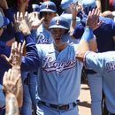Josh Jung, de los Rangers de Texas, es felicitado en el dugout después de conectar un grand slam en contra de los Yanquis de Nueva York en la primera entrada durante el juego de béisbol el domingo 30 de abril de 2023, en Arlington, Texas. (AP Foto/Richard W. Rodriguez)