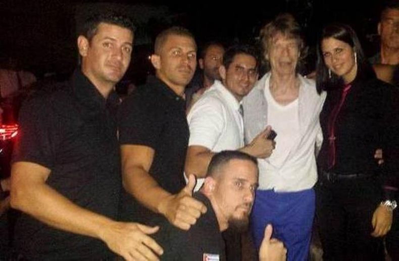 Mick Jagger con trabajadores del restaurante Sangri La.
