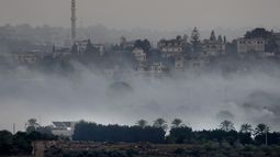 Humo proveniente de artillería en Dahaira, una aldea libanesa en la frontera entre Israel y el Líbano el 16 de octubre de 2023.. (AP foto/Hussein Malla)