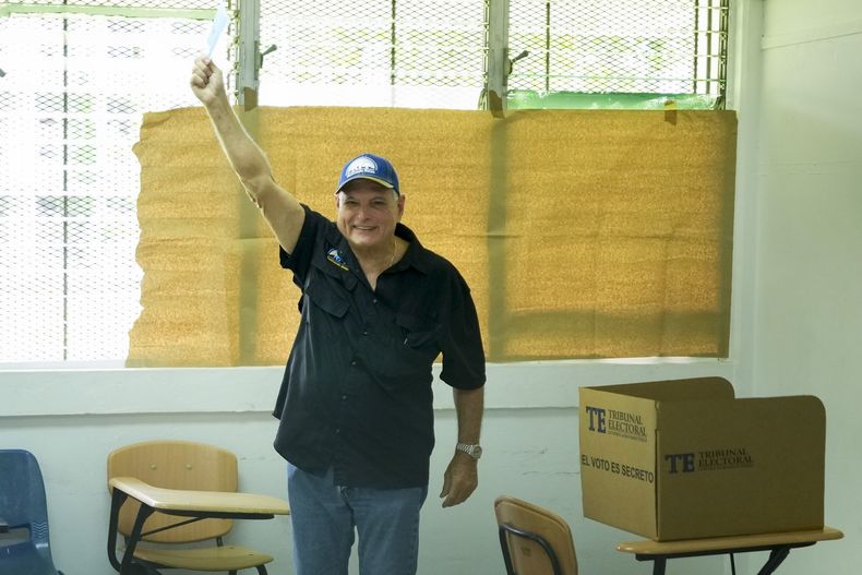 El expresidente de Panamá, Ricardo Martinelli, muestra su papeleta durante la elección interna de su partido Realizando Metas para elegir al candidato presidencial para las próximas elecciones generales de mayo, en la Ciudad de Panamá, el domingo 4 de junio de 2023. Martinelli, un magnate de supermercados de 71 años que busca regresar al poder, espera el veredicto de la justicia en un proceso por presunto lavado de dinero. (Foto AP/Arnulfo Franco)