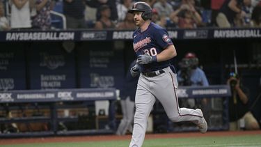 Con 2 jonrones de Garlick, Mellizos arrollan a Rays