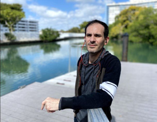 La calidad del agua del canal de Park Vie Island lleva años disminuyendo. Ahora, el agua cerca del embarcadero público de kayaks en la Calle 73 y la Avenida Dickens es verde y turbia como consecuencia de la contaminación crónica. Foto por Valentina Pal