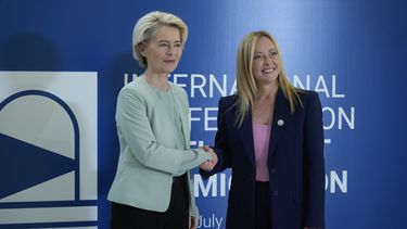 La primera ministra italiana Giorgia Meloni, a la derecha, recibe a la presidenta de la Comisión Europea, Ursula von der Leyen, en una reunión internacional sobre migración el domingo 23 de julio de 2023, en Roma. (Foto AP/Gregorio Borgia)