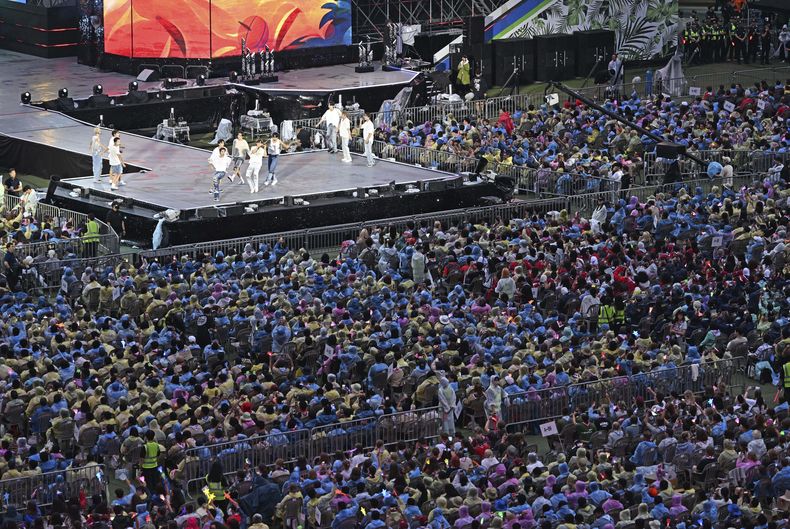 El grupo de K-pop The Boyz se presenta durante un concierto de K-Pop después de la ceremonia de clausura del Jamboree Scout Mundial en el Estadio de la Copa Mundial en Seúl, Corea del Sur, el viernes 11 de agosto de 2023. Un día después de que una poderosa tormenta tropical inundara decenas de hogares y convirtiera las calles en ríos lodosos, Corea del Sur organizó un gran concierto de K-Pop en Seúl para 40.000 Scouts cuyo campamento mundial Jamboree fue afectado por el clima. (Korea Pool vía AP)