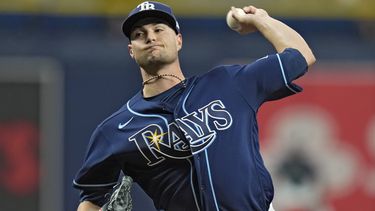 Shane McClanahan hace un pitcheo por los Rays de Tampa Bay, durante su apertura ante los Azulejos de Toronto, el miércoles 24 de mayo de 2023 (AP foto/Chris OMeara)