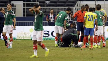 americateve | El jugador de M&eacute;xico, Oribe Peralta, izquierda, grita mientras m&eacute;dicos de la selecci&oacute;n atienden a su compa&ntilde;ero Luis Montes tras sufrir una lesi&oacute;n en un amistoso contra Ecuador el s&aacute;bado, 31 de mayo de 2014, en Arl
