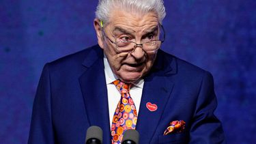 ARCHIVO - Mario Kreutzberger, más conocido como Don Francisco, habla durante la inauguración del Encuentro Nacional de la Empresa (ENADE) en Santiago de Chile, el 25 de abril de 2024. (Foto AP/Esteban Felix, archivo)