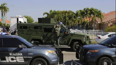 cubano con el corazon roto se atrinchera en su casa del east de hialeah con un ar-15 y una pistola