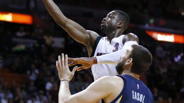 Wade encabeza remontada de Heat ante Grizzlies